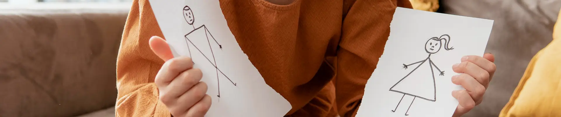 enfant avec dessin de parents séparés